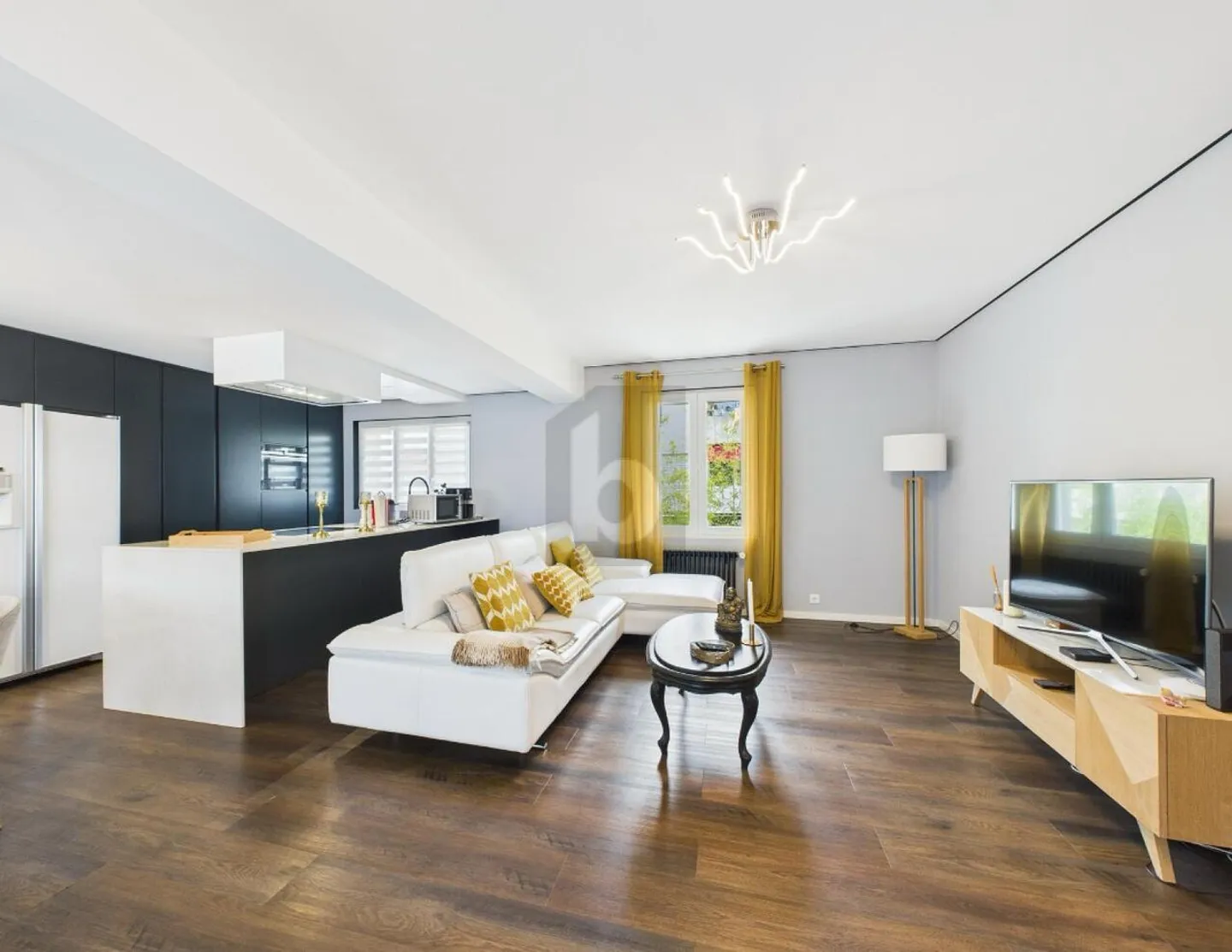 Beautiful renovated villa with 3 apartments and garden - Photo 1 of 6