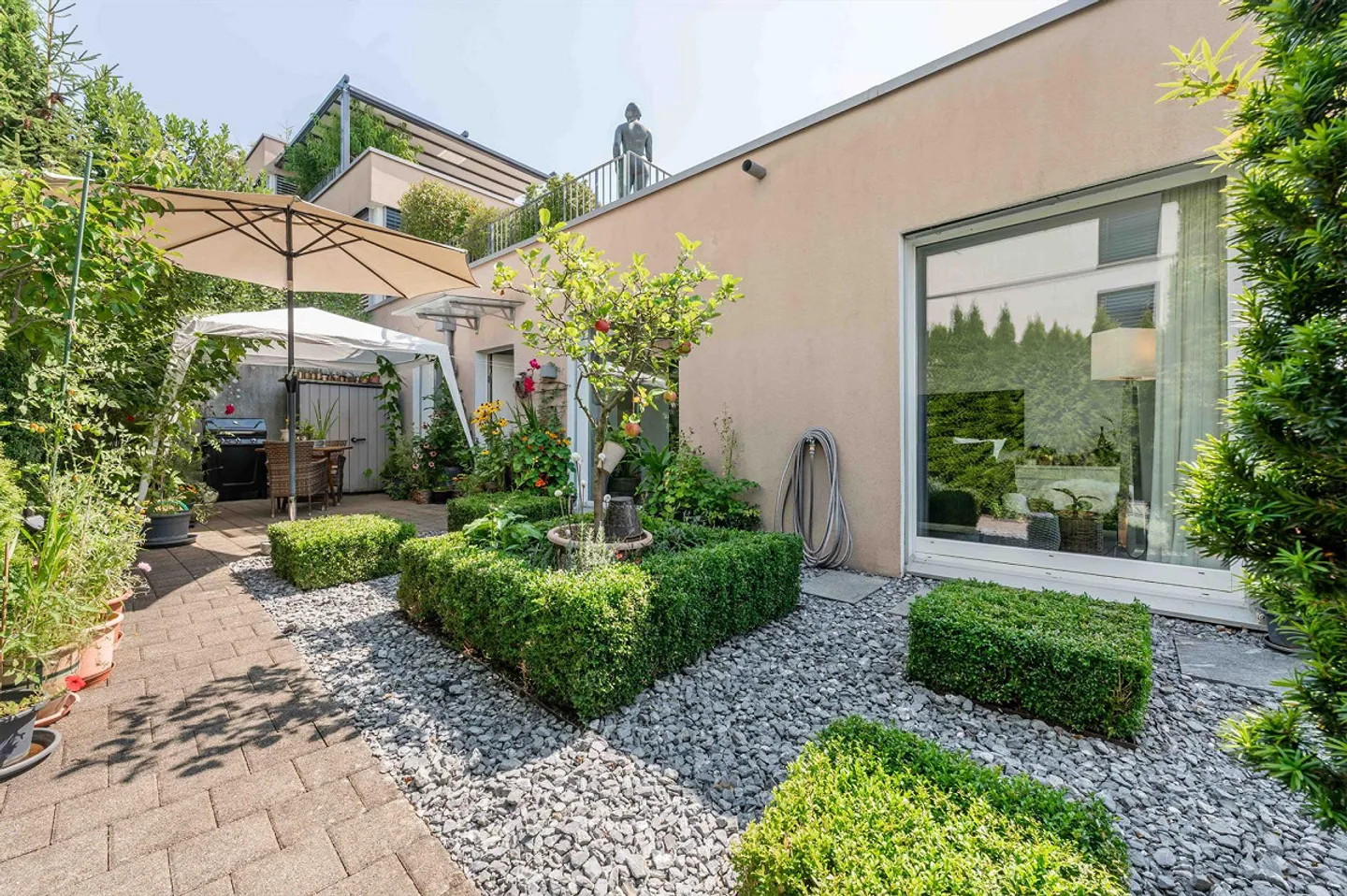 Helle Gartenwohnung mit Pool - Foto 10 von 12