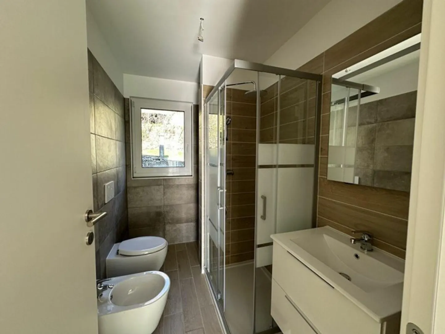 Modern and bright 3.5-room apartment with private garden - Photo 9 of 10