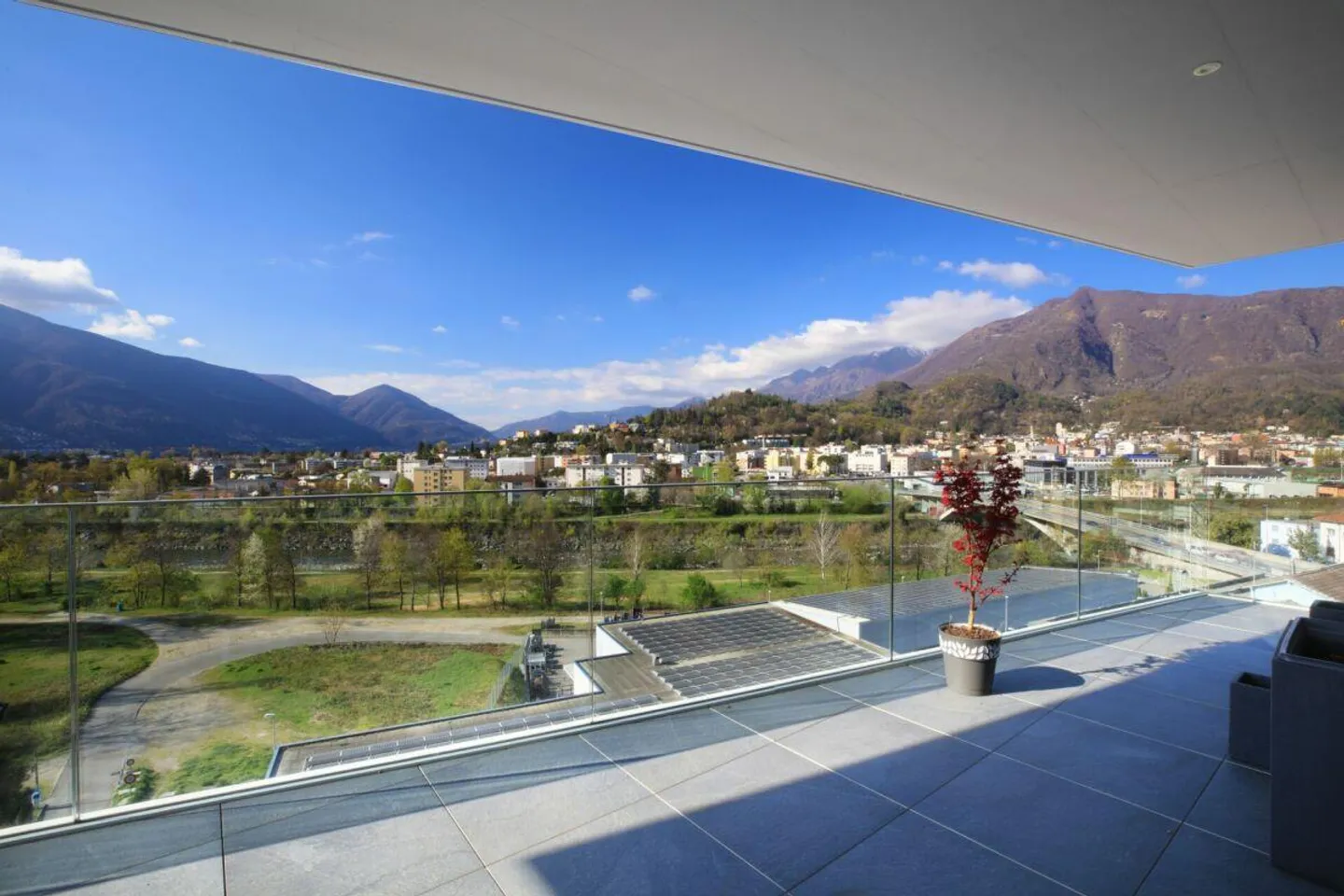 SOLDUNO - Duplex-Attico con una vista magnifica su Ascona e il ... - Foto 2 di 17