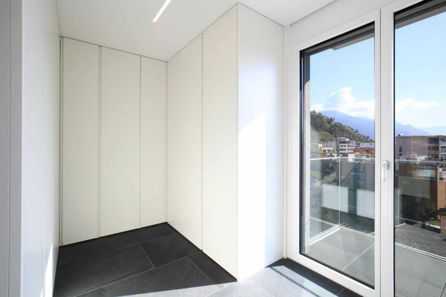SOLDUNO - Duplex-Attico con una vista magnifica su Ascona e il ... - Foto 10 di 17