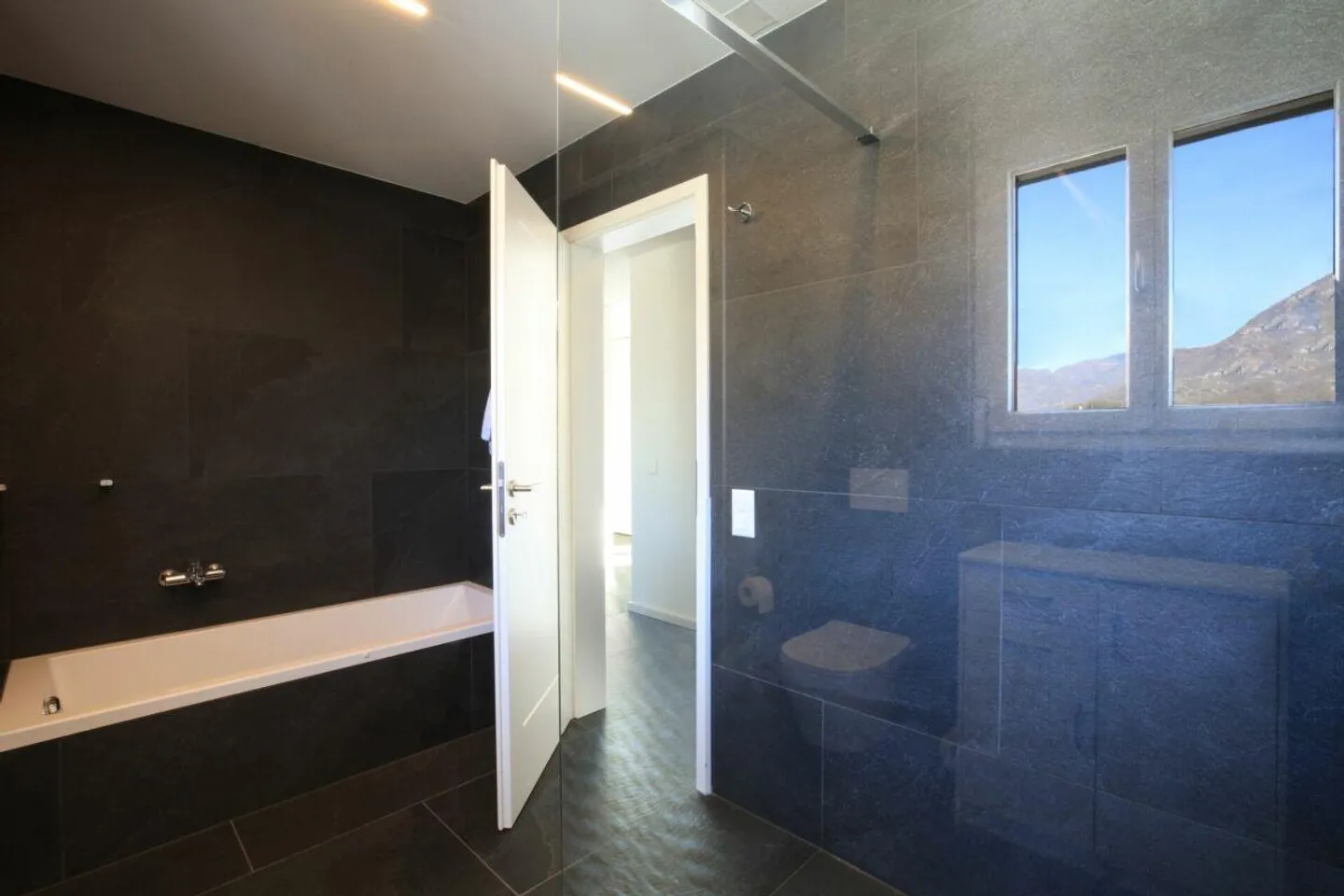 SOLDUNO - Duplex-Attico con una vista magnifica su Ascona e il ... - Foto 12 di 17