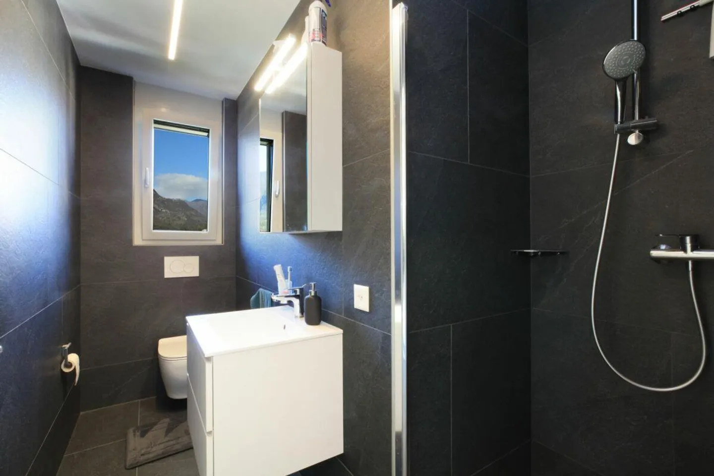 SOLDUNO - Duplex-Attico con una vista magnifica su Ascona e il ... - Foto 14 di 17