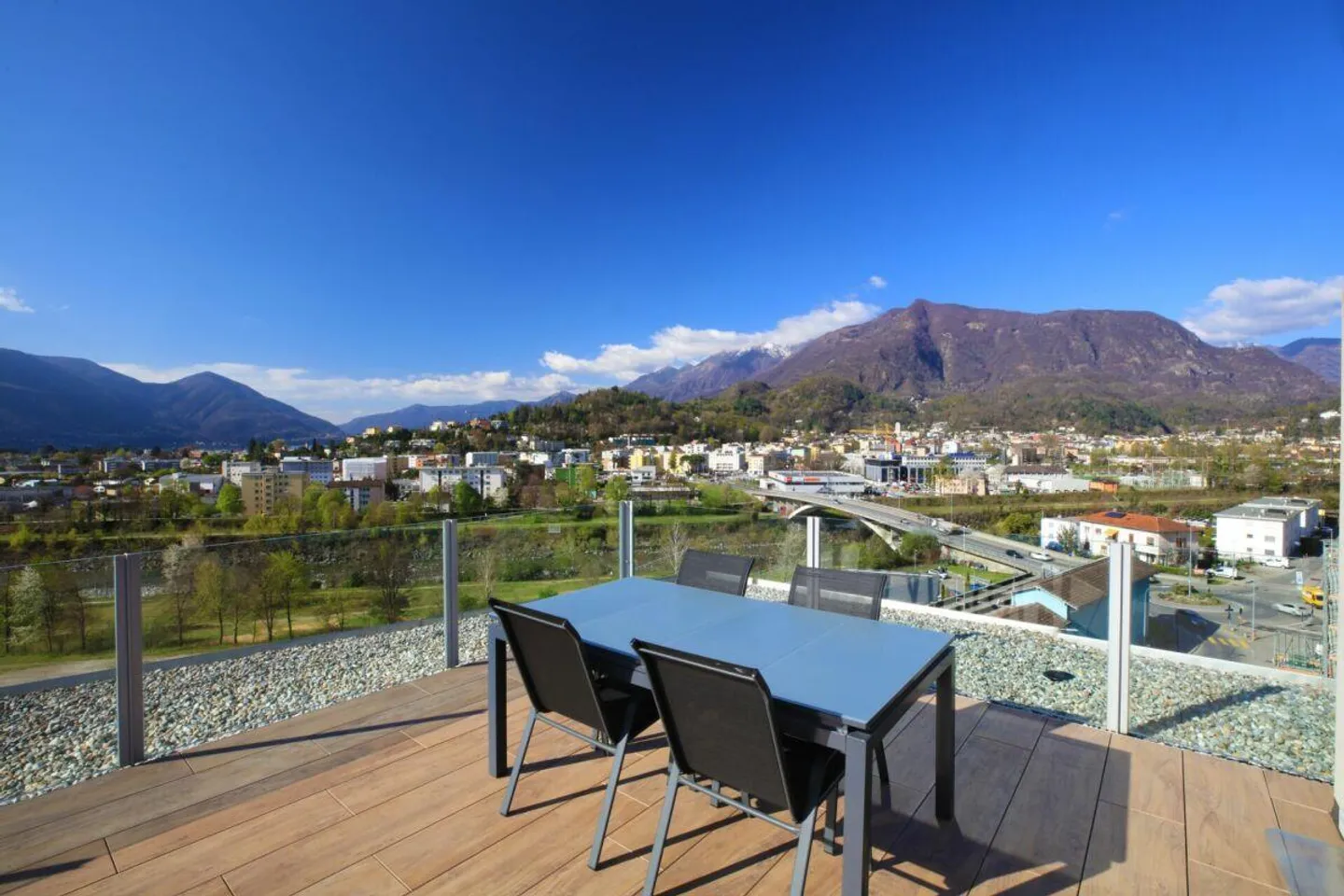 SOLDUNO - Duplex-Attico con una vista magnifica su Ascona e il ... - Foto 16 di 17