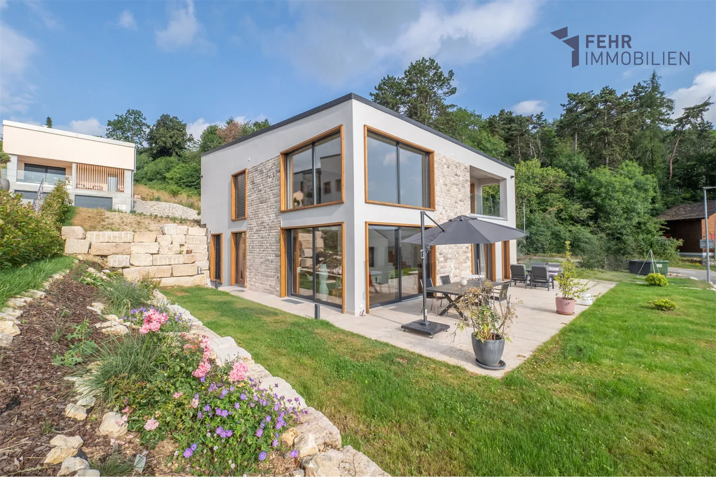 Fehr Real Estate - Top modern, nearly new 6½-room single-family house - Photo 1 of 13