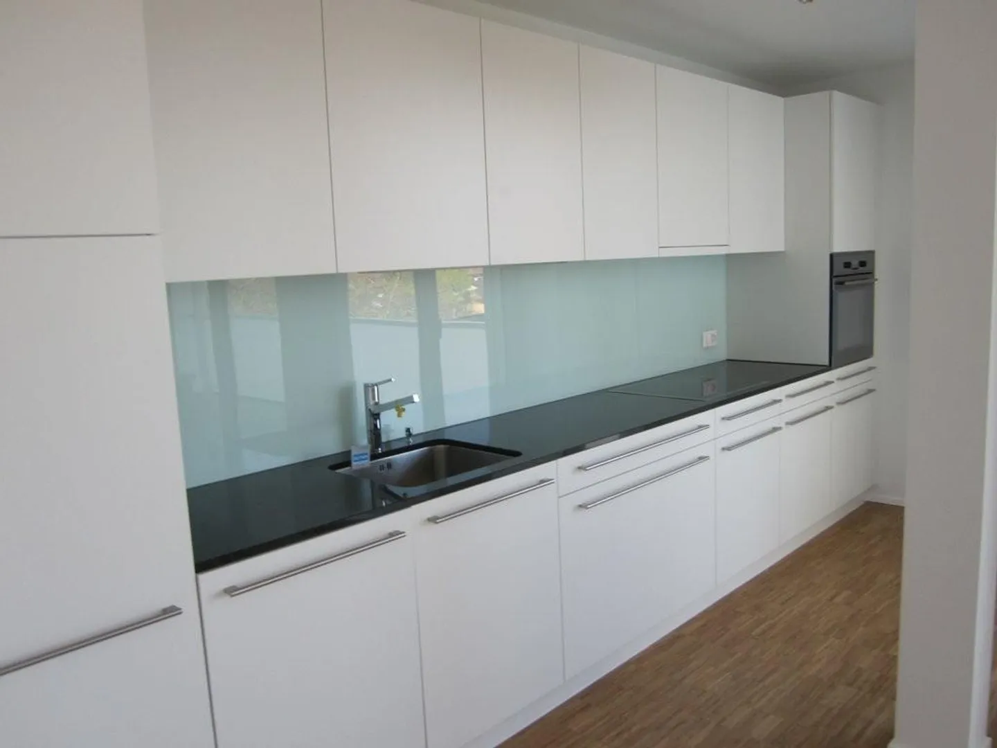 Modernes Apartment mit Balkon - Foto 2 von 8