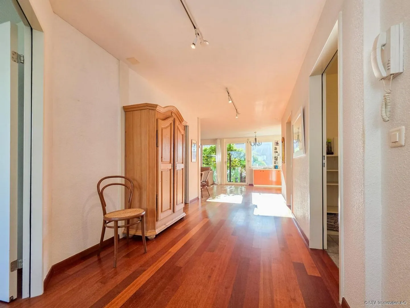 Sunny, spacious apartment with balcony oasis in a quiet location - Photo 3 of 12