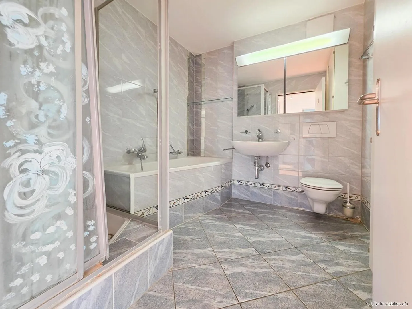 Sunny, spacious apartment with balcony oasis in a quiet location - Photo 9 of 12