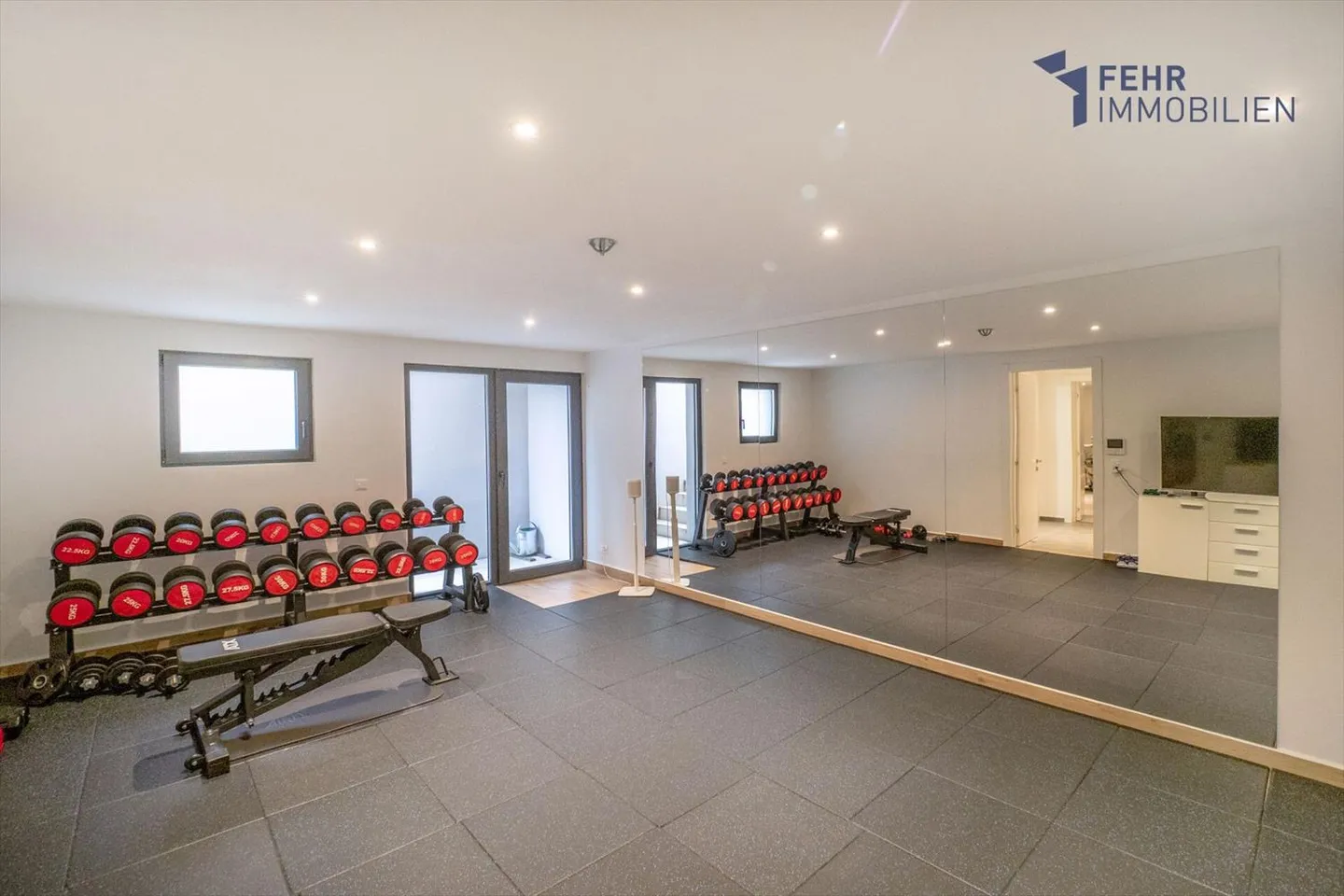 Fehr Real Estate - Top modern, nearly new 6½-room single-family house - Photo 9 of 13