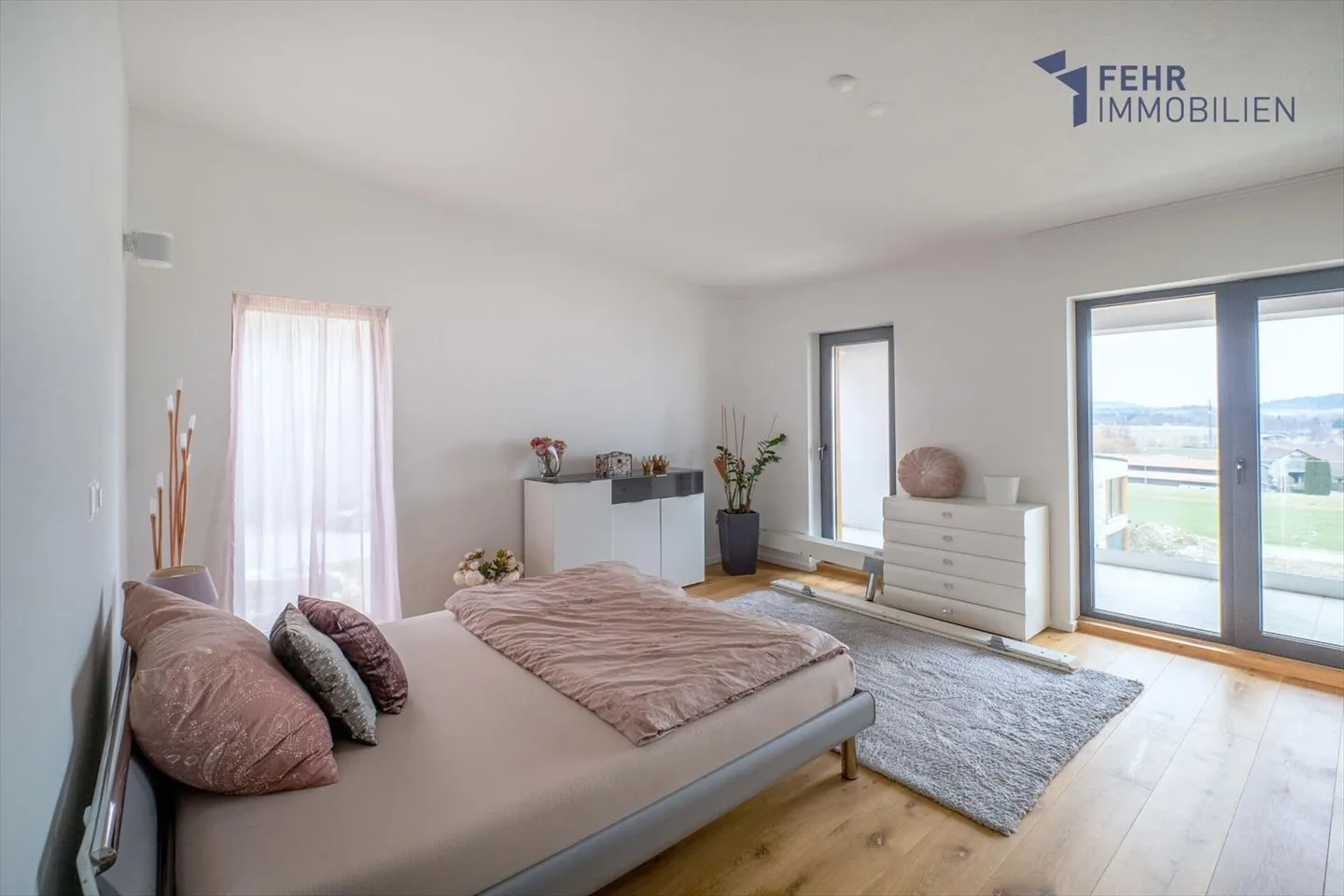 Fehr Real Estate - Top modern, nearly new 6½-room single-family house - Photo 7 of 13