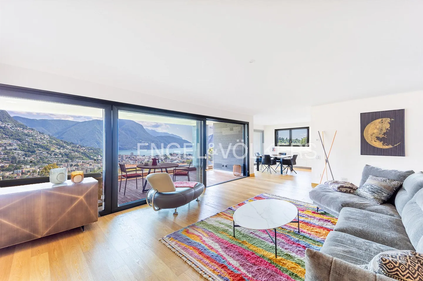 Prestigious penthouse with breathtaking lake view - Photo 1 of 15