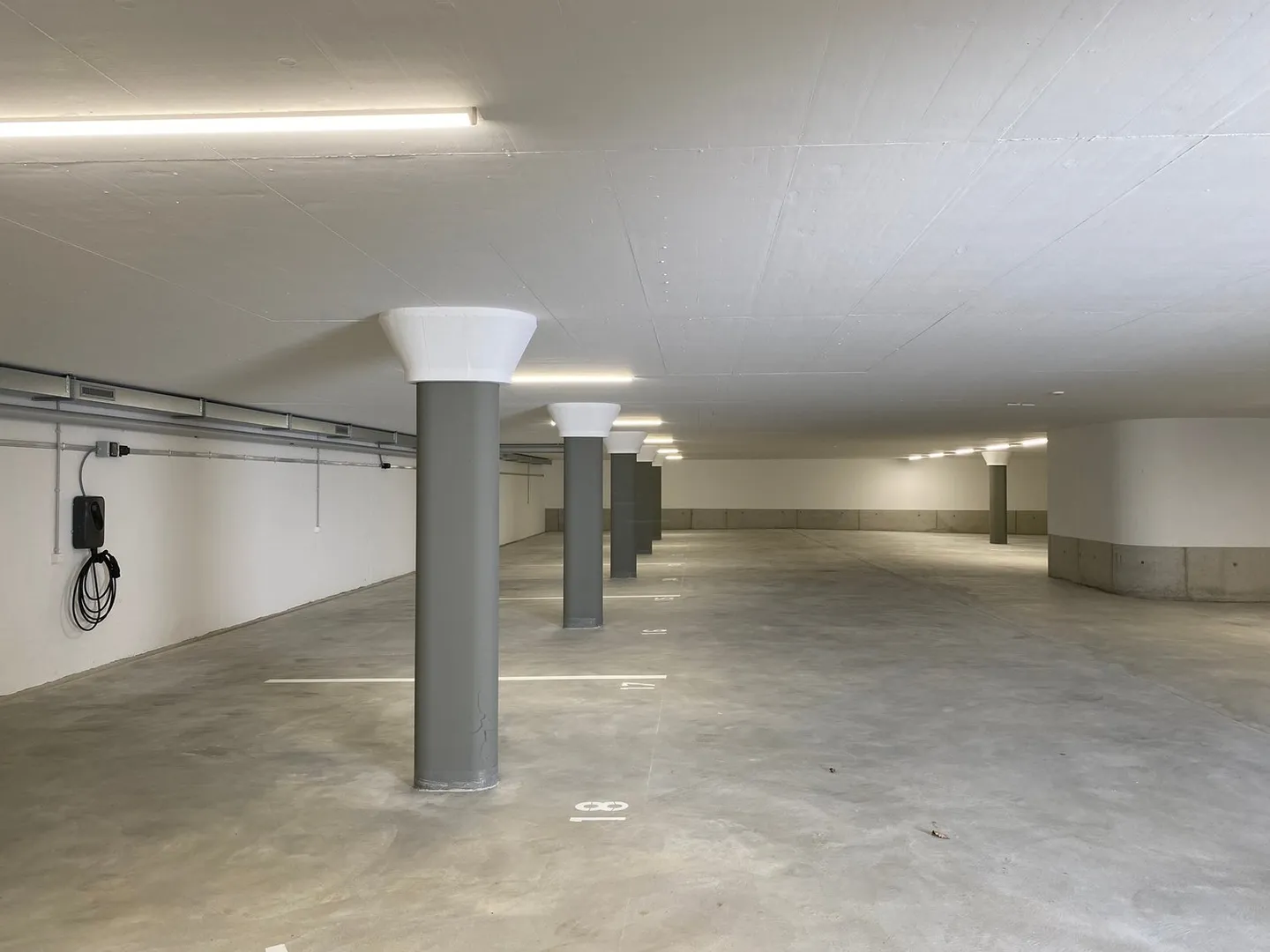 Places de stationnement à louer (avec ou sans station de recharge) - Photo 2 sur 2