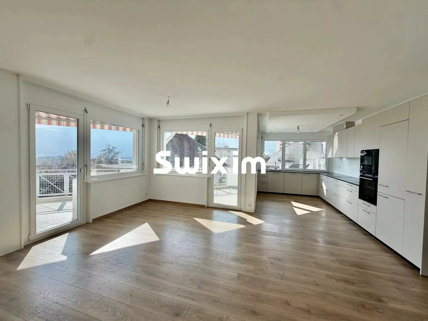 Spacious Apartment with Studio - Photo 4 of 11