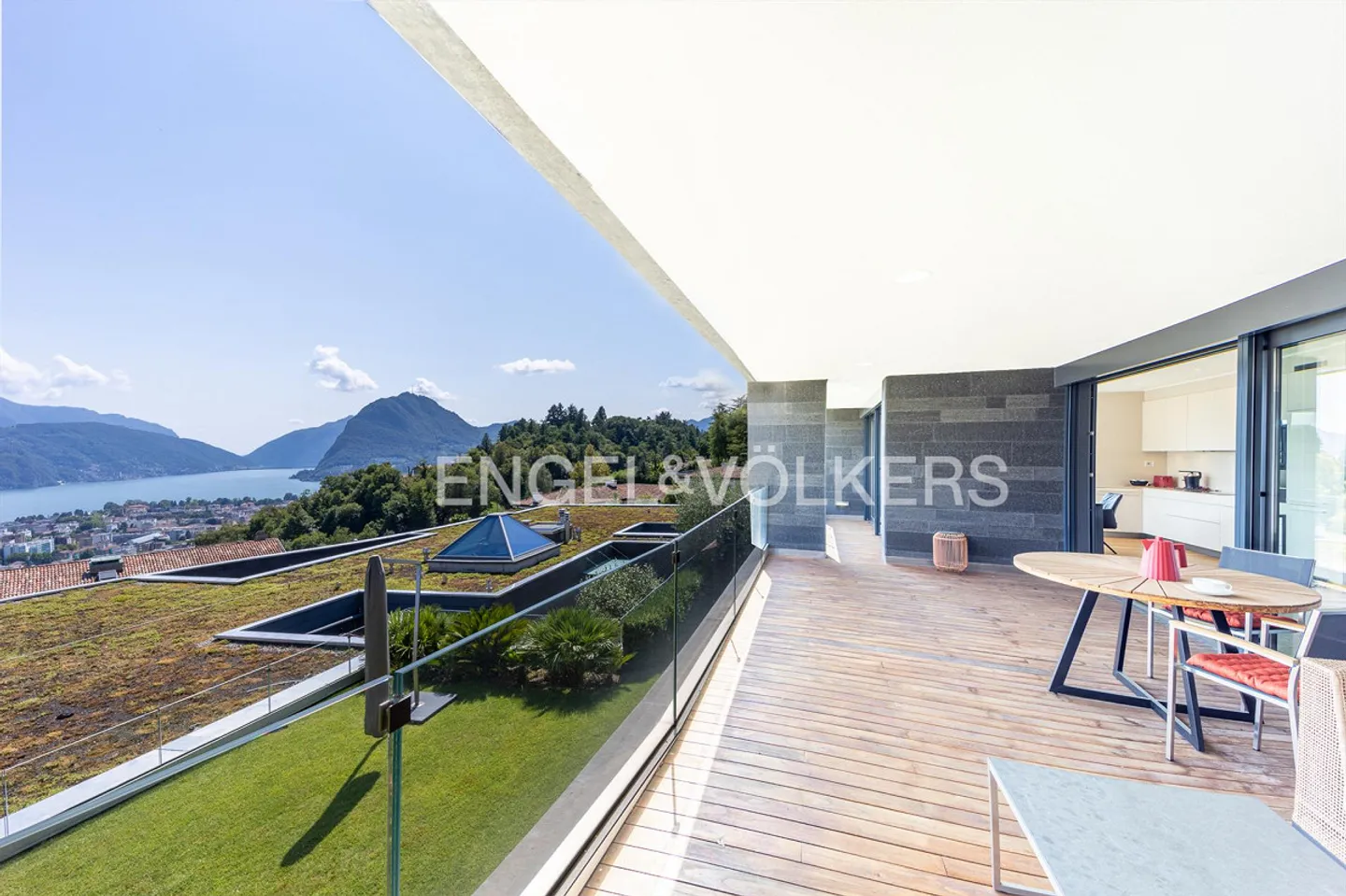 Prestigious penthouse with breathtaking lake view - Photo 2 of 15