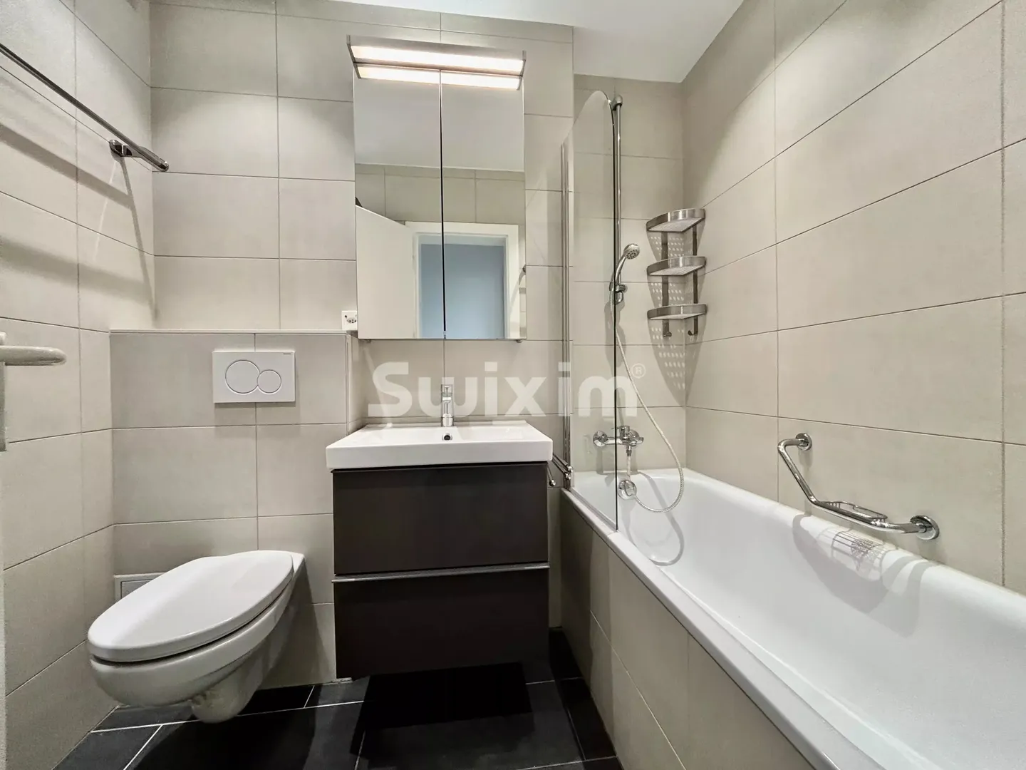 Spacious Apartment with Studio - Photo 9 of 11