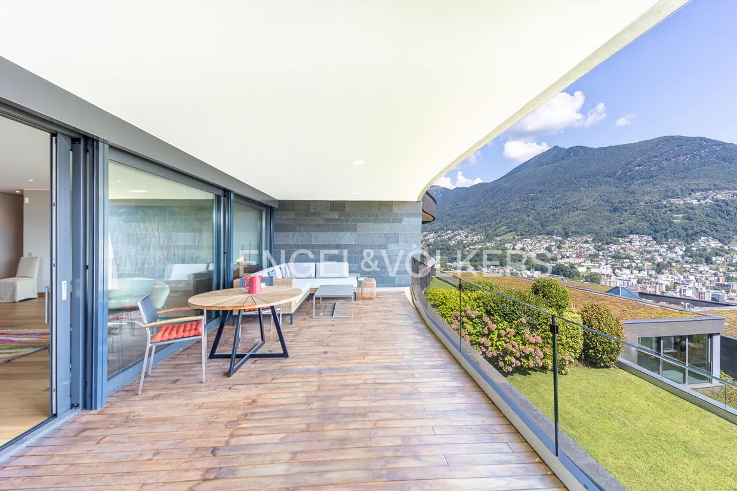 Prestigious penthouse with breathtaking lake view - Photo 3 of 15