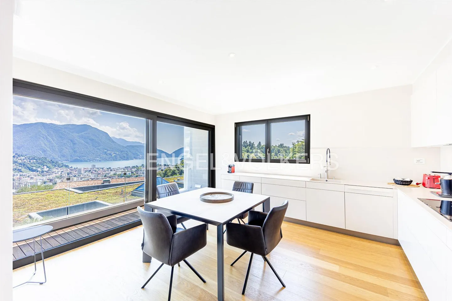 Prestigious penthouse with breathtaking lake view - Photo 5 of 15