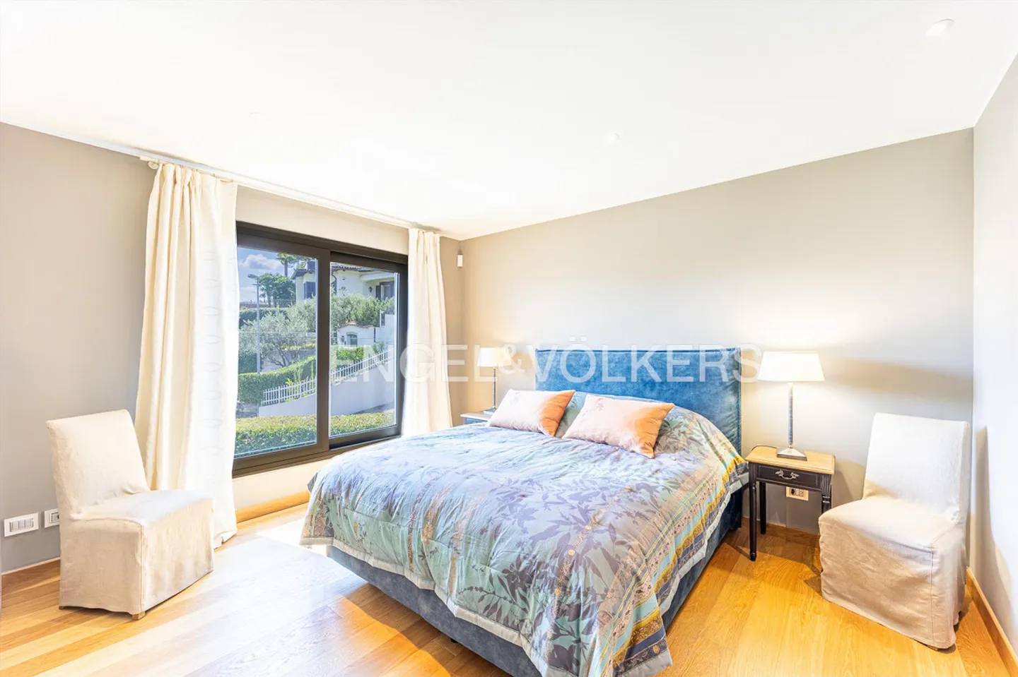 Prestigious penthouse with breathtaking lake view - Photo 8 of 15