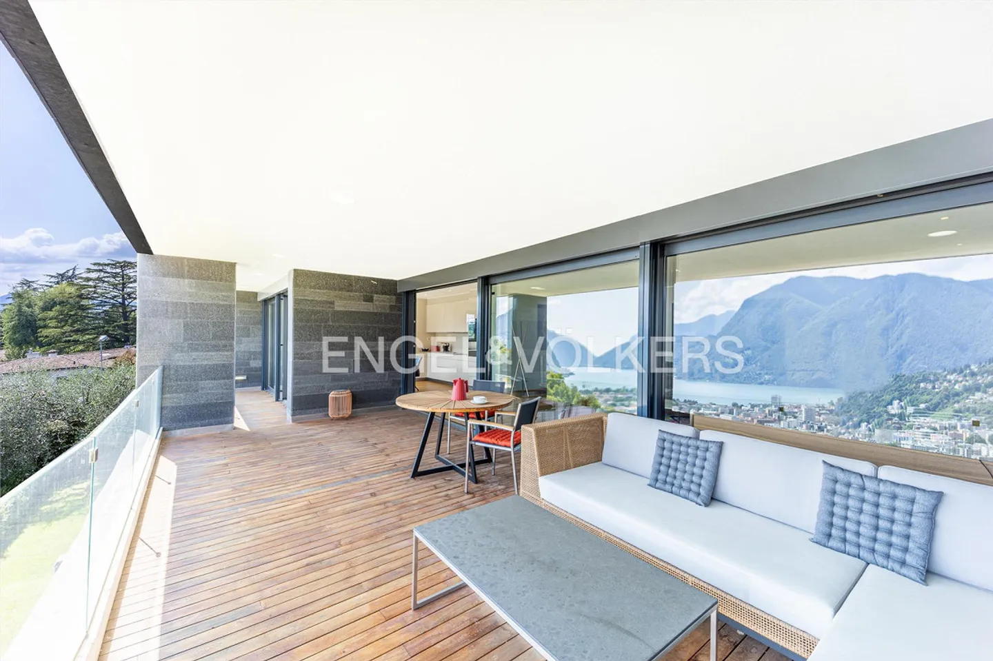 Prestigious penthouse with breathtaking lake view - Photo 11 of 15