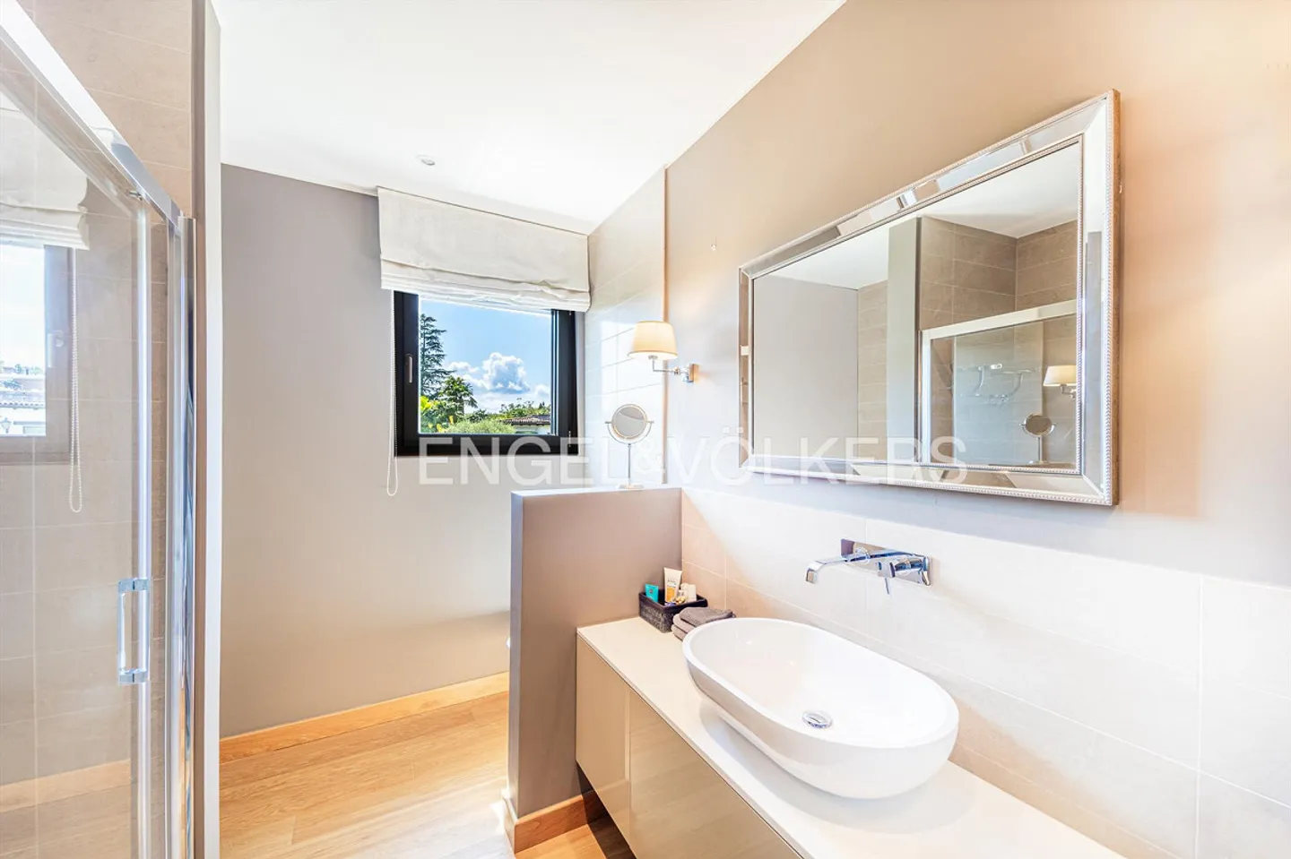 Prestigious penthouse with breathtaking lake view - Photo 10 of 15