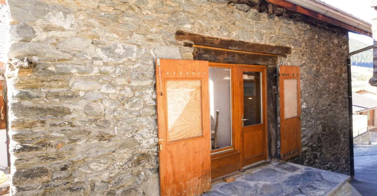 Affascinante casa di villaggio con grande potenziale di ristrutturazione - Foto 2 di 13