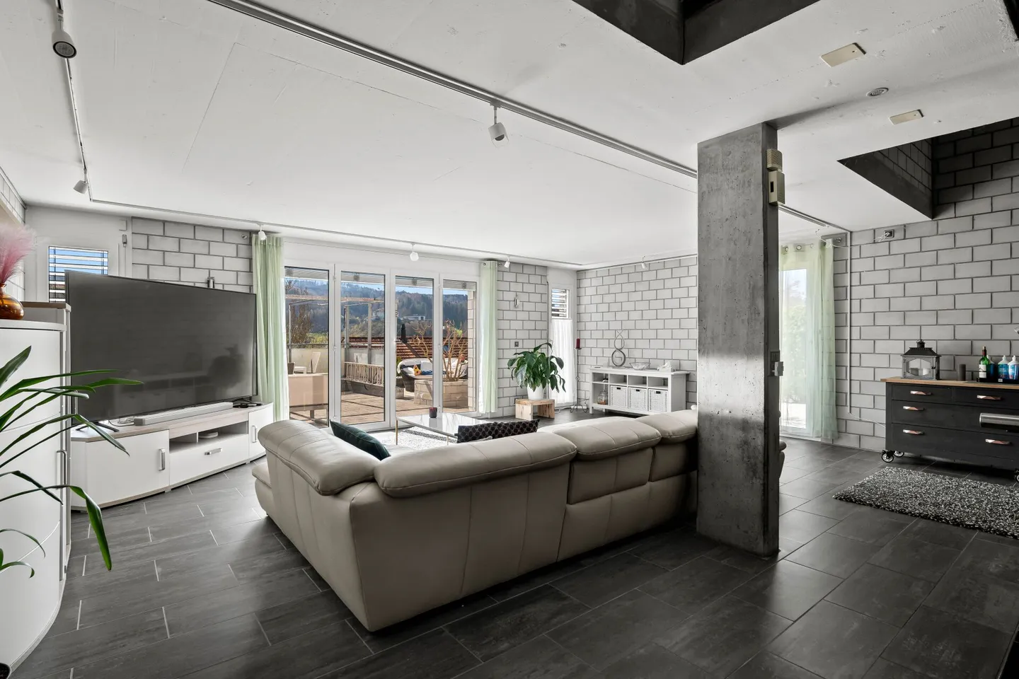7.5-Room Semi-Detached House in Sunny Location - Photo 9 of 17