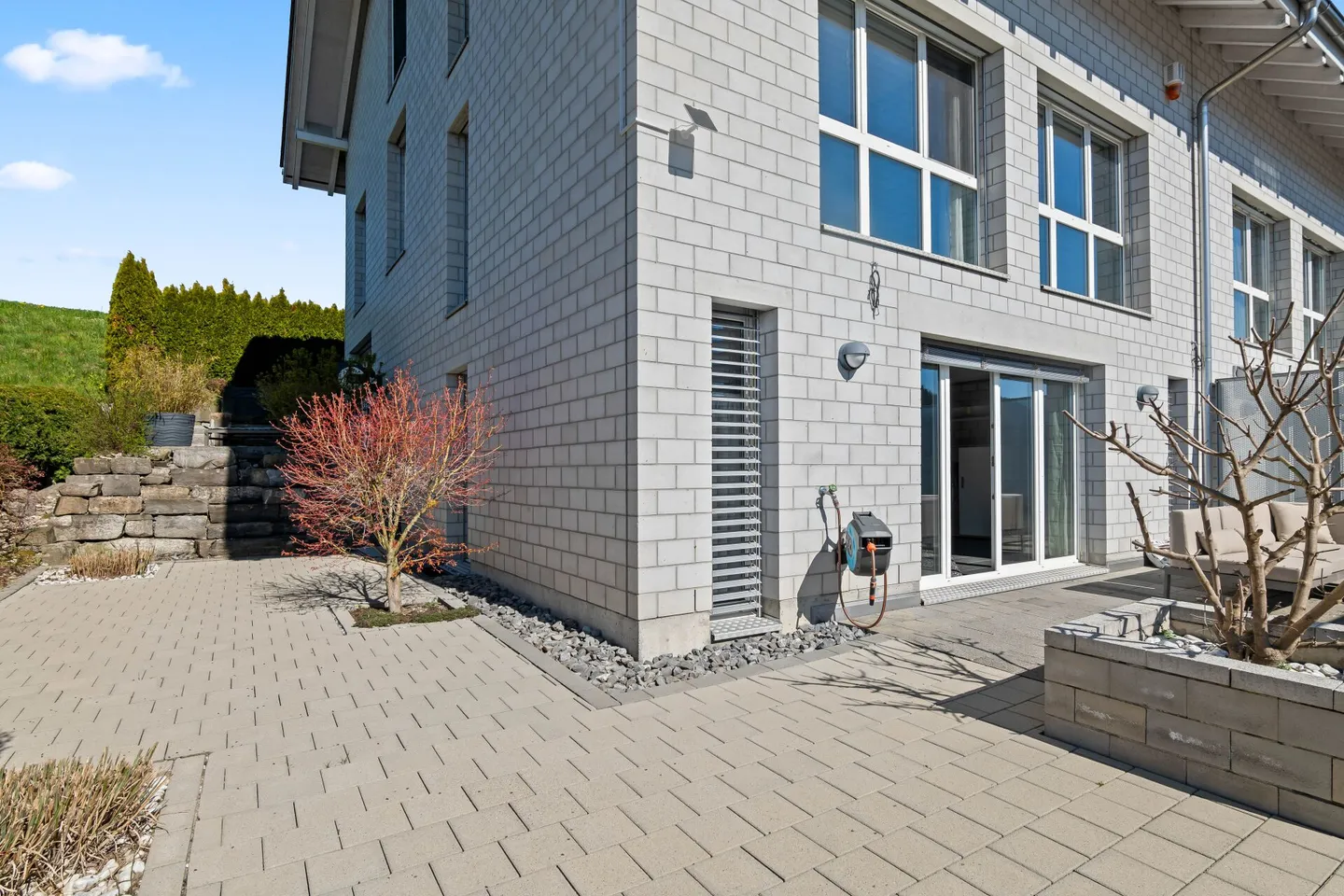 7.5-Room Semi-Detached House in Sunny Location - Photo 4 of 17
