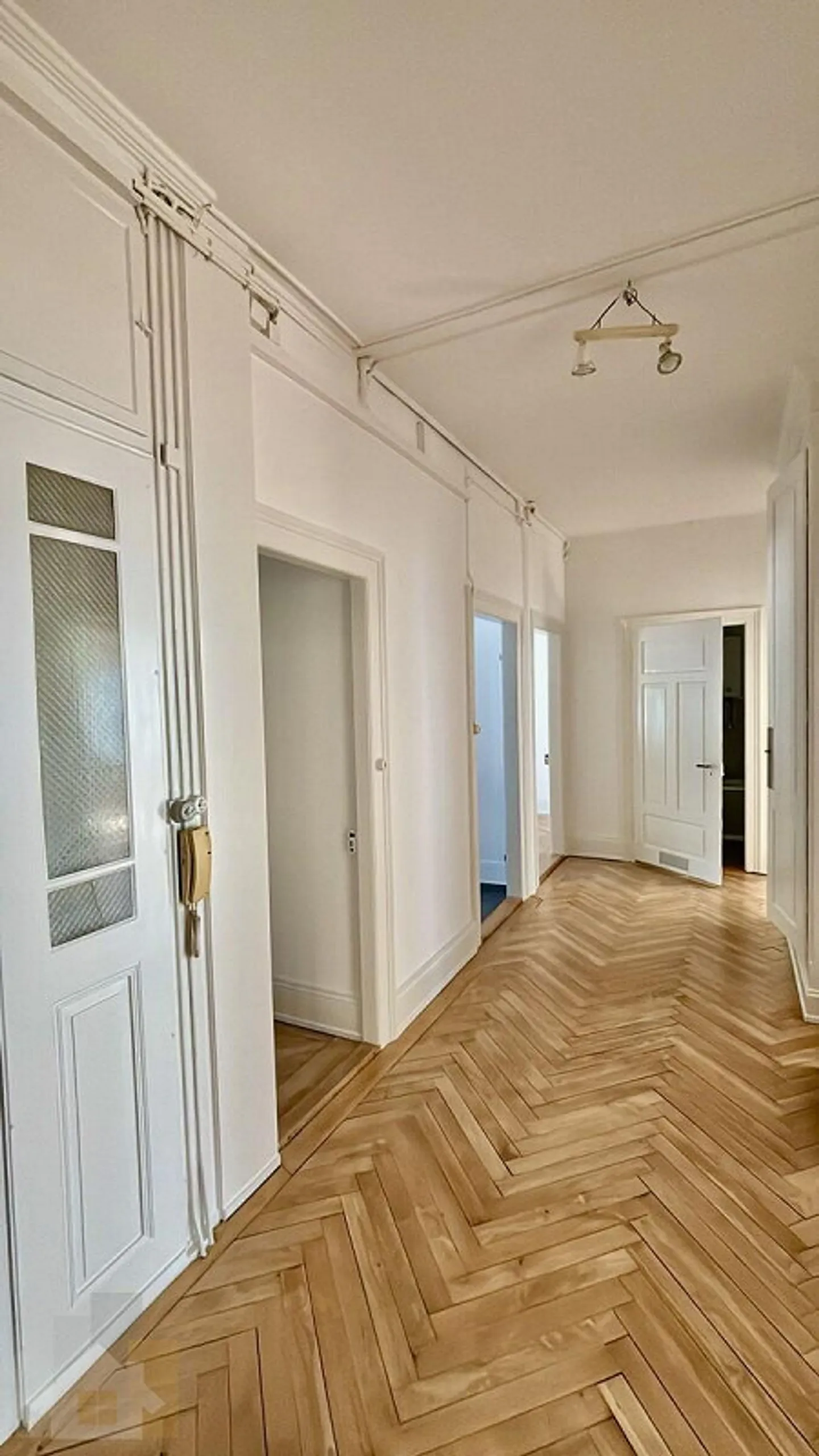 KOMPLETT RENOVIERTE ALTWOHNUNG MITTEN IM ZENTRUM AN BESTER LAGE MIT DA - Foto 2 von 9