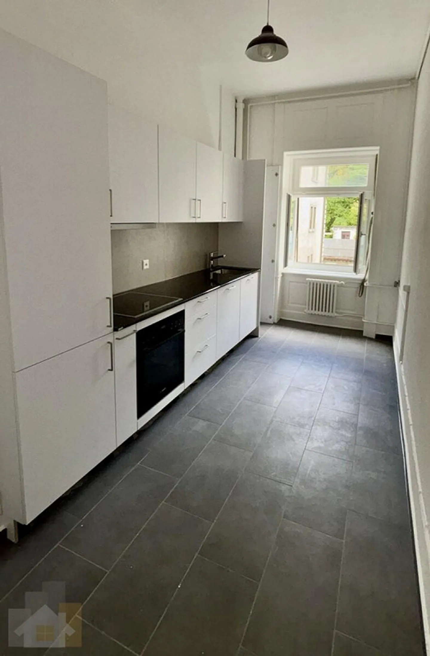 KOMPLETT RENOVIERTE ALTWOHNUNG MITTEN IM ZENTRUM AN BESTER LAGE MIT DA - Foto 3 von 9