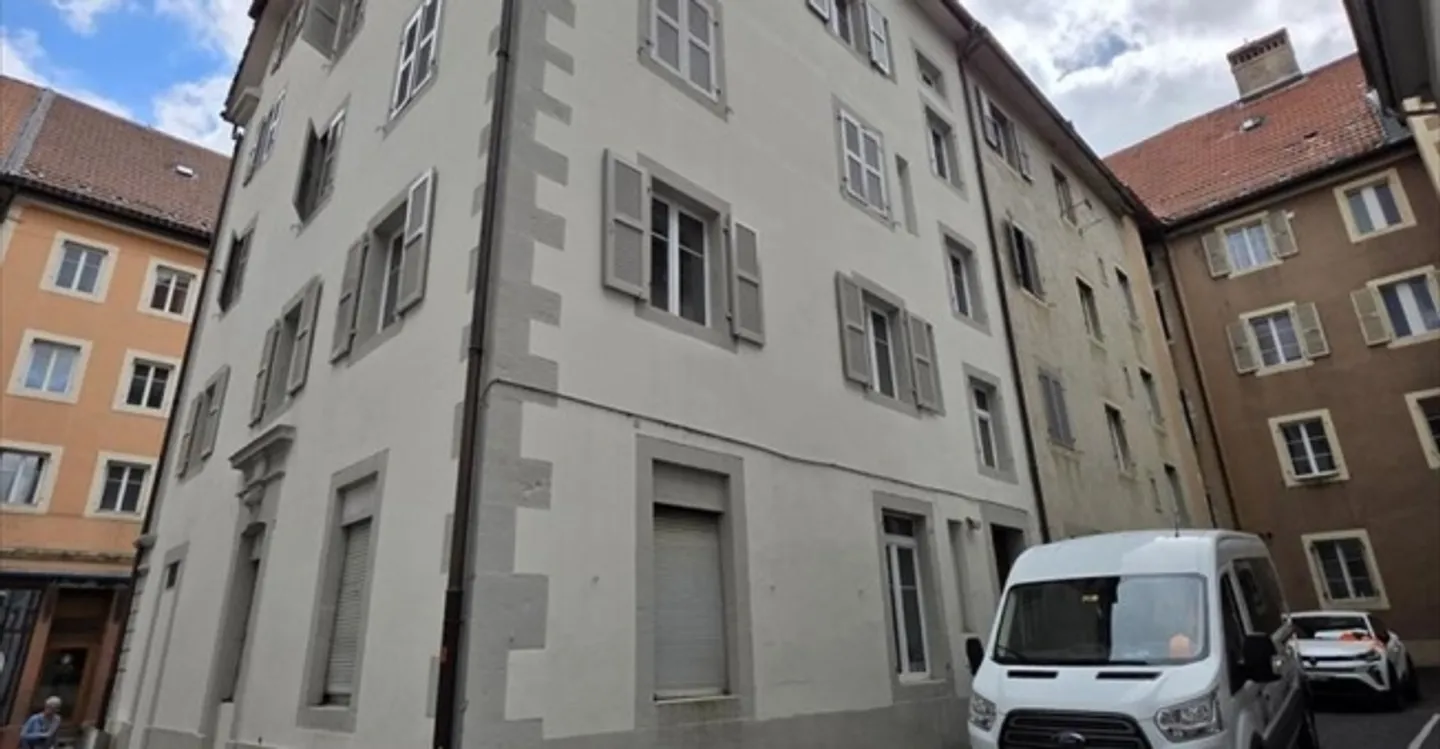 Mixed-use building for rent - Photo 1 of 3