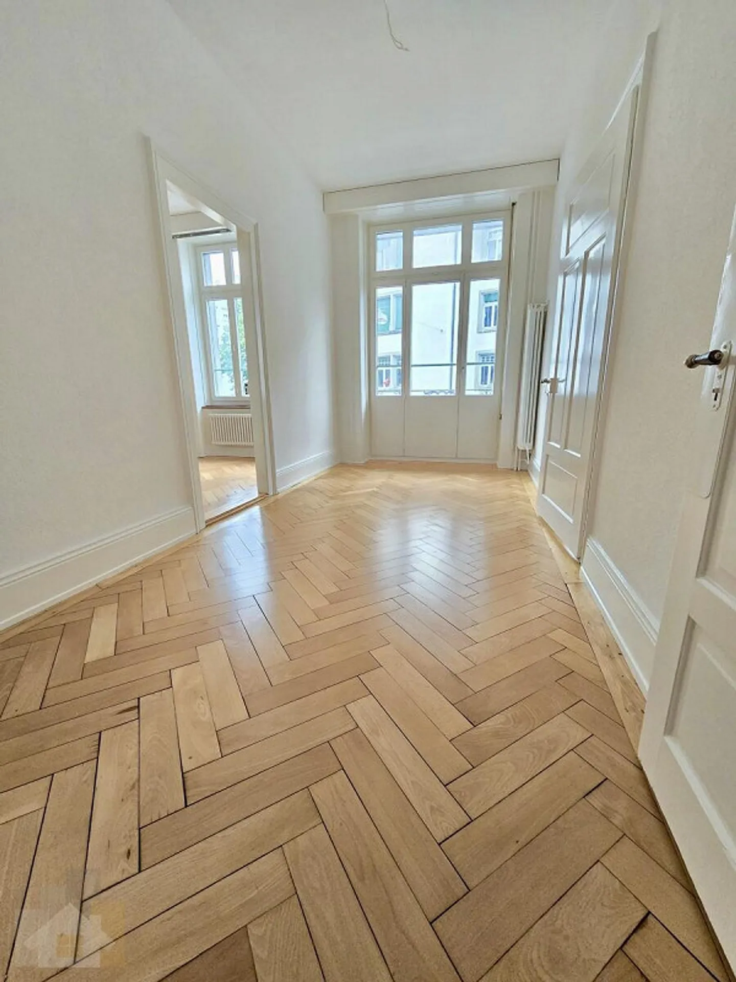 KOMPLETT RENOVIERTE ALTWOHNUNG MITTEN IM ZENTRUM AN BESTER LAGE MIT DA - Foto 4 von 9