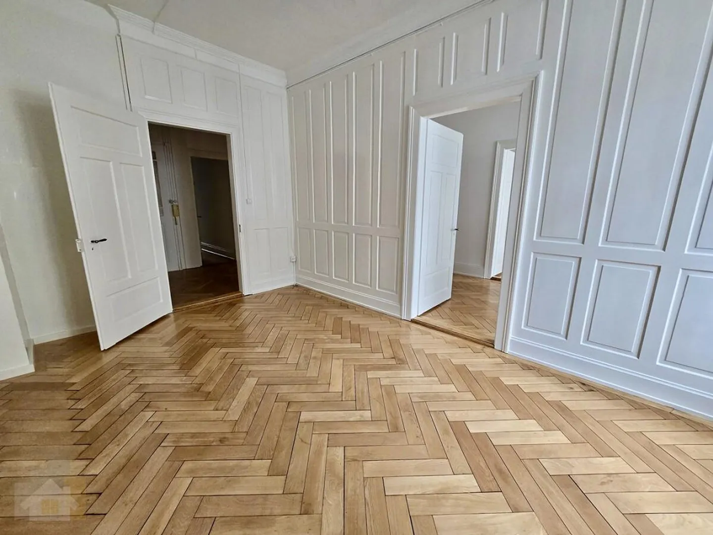 KOMPLETT RENOVIERTE ALTWOHNUNG MITTEN IM ZENTRUM AN BESTER LAGE MIT DA - Foto 5 von 9