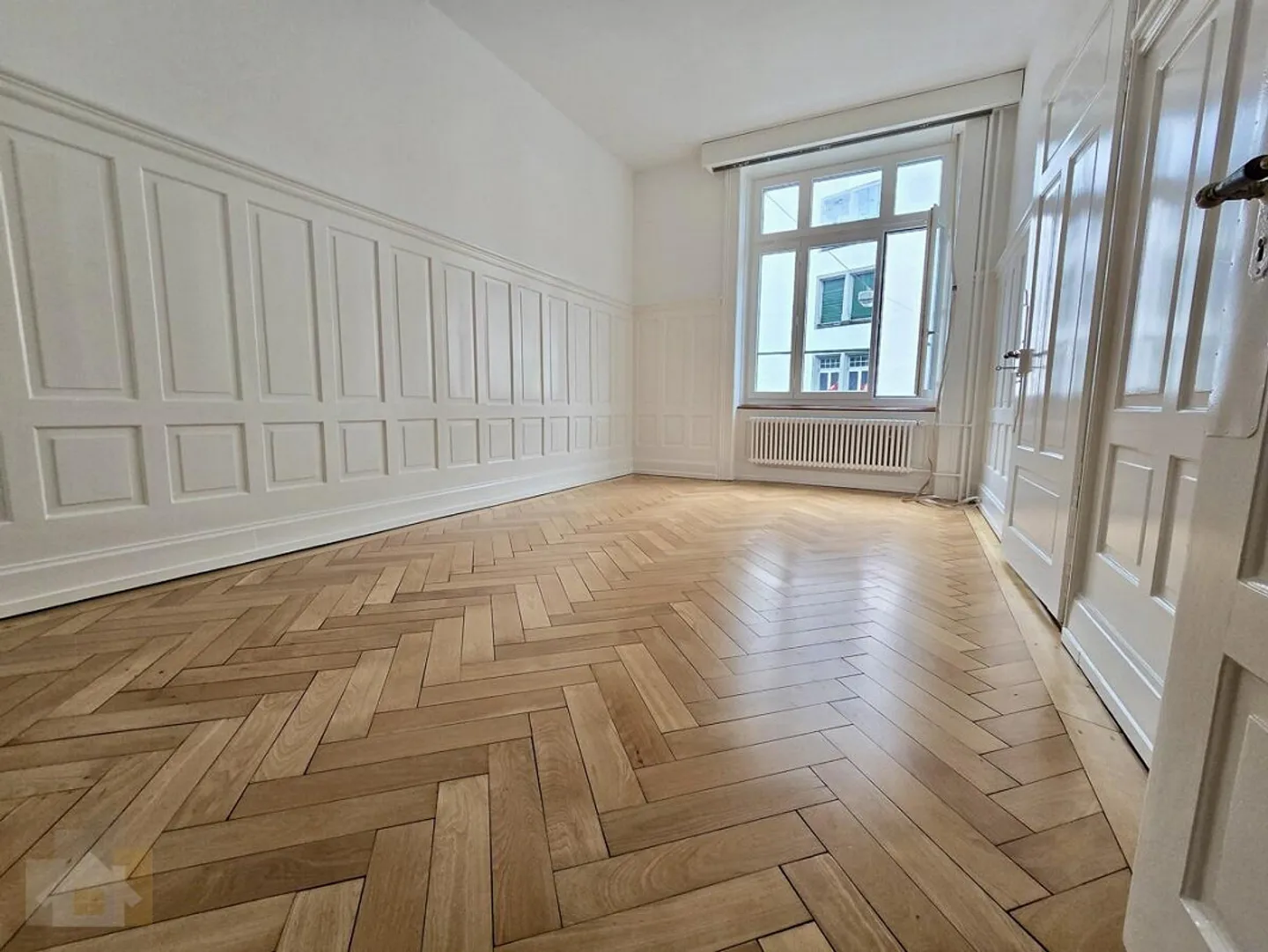 KOMPLETT RENOVIERTE ALTWOHNUNG MITTEN IM ZENTRUM AN BESTER LAGE MIT DA - Foto 6 von 9