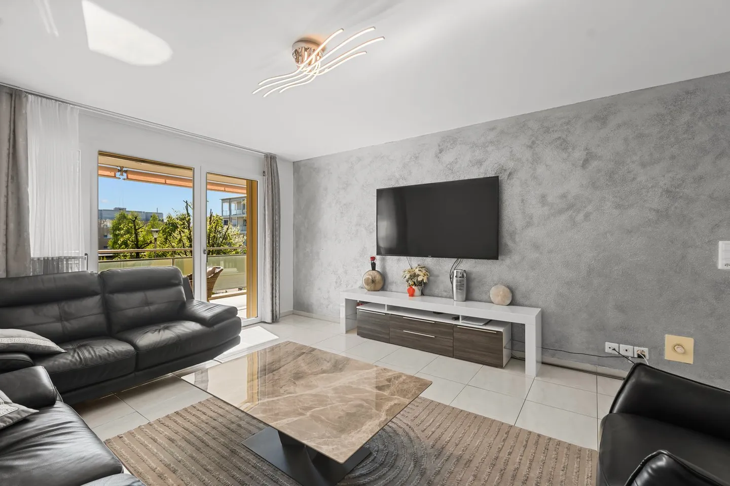 La tua nuova casa a Wetzikon – elegante, spaziosa e centralmente situata - Foto 1 di 12