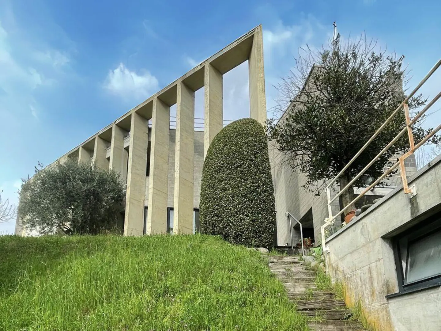 Casa unifamiliare su tre livelli con terrazza panoramica e giardino - Foto 2 di 17