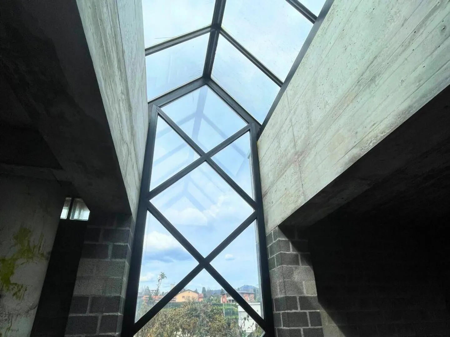 Casa unifamiliare su tre livelli con terrazza panoramica e giardino - Foto 8 di 17