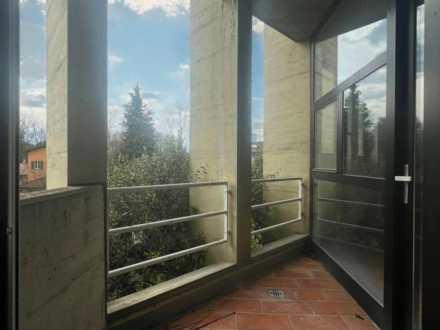 Casa unifamiliare su tre livelli con terrazza panoramica e giardino - Foto 9 di 17