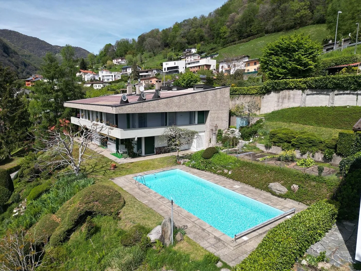 Villa moderna con piscina e appartamento indipendente - Foto 1 di 15
