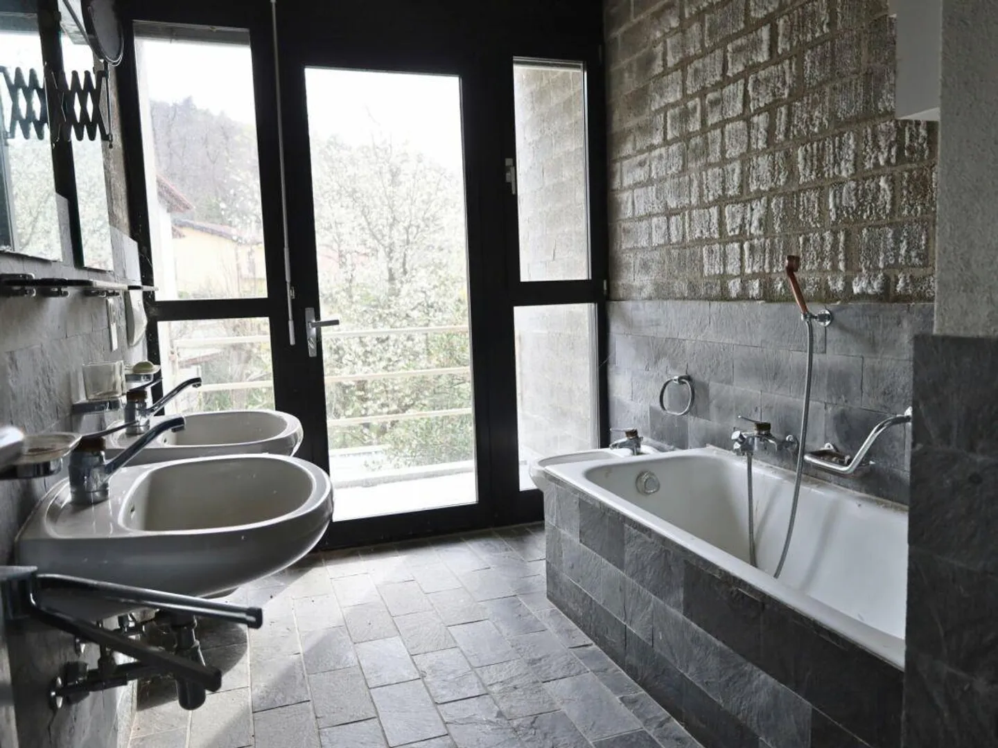 Casa unifamiliare su tre livelli con terrazza panoramica e giardino - Foto 12 di 17