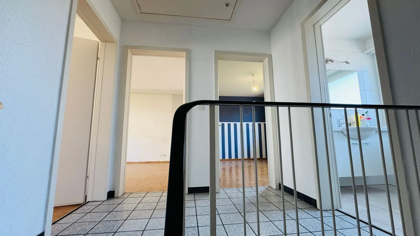 Doppeleinfamilienhaus mit Garten, Garage und grossem Potenzial an ruhiger Lage in Therwil - Foto 11 von 22