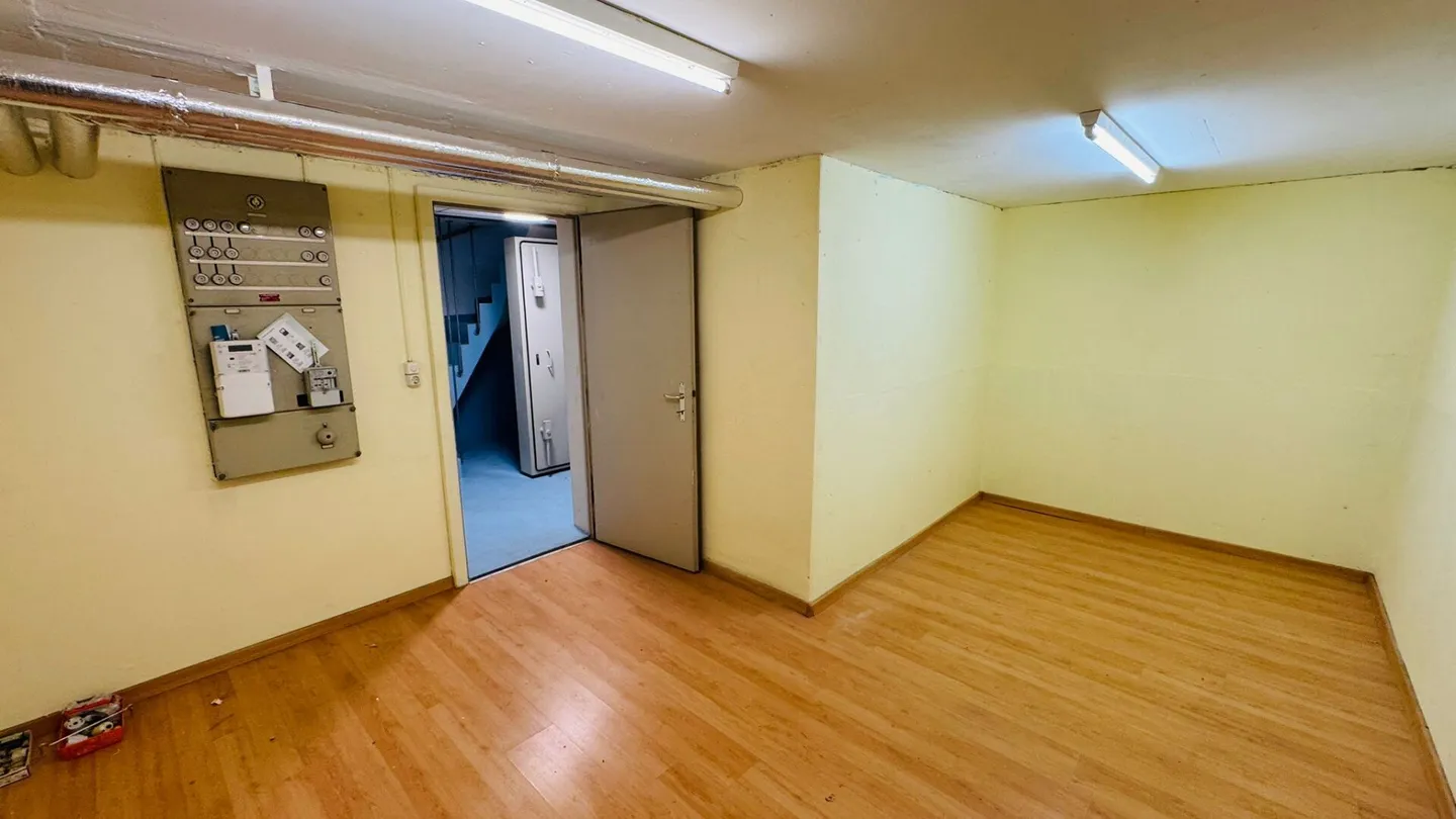 Doppeleinfamilienhaus mit Garten, Garage und grossem Potenzial an ruhiger Lage in Therwil - Foto 15 von 22