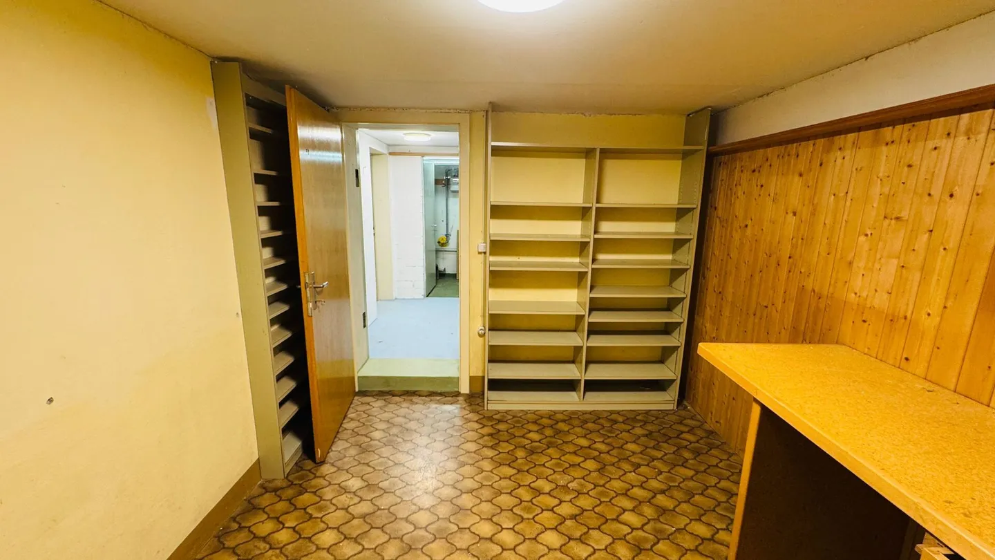 Doppeleinfamilienhaus mit Garten, Garage und grossem Potenzial an ruhiger Lage in Therwil - Foto 20 von 22