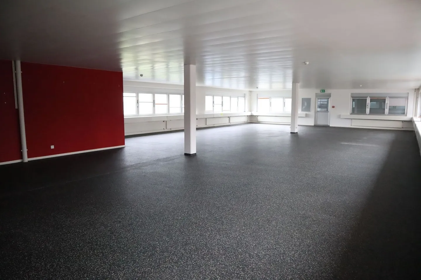 Ufficio spazioso e moderno in affitto - Foto 2 di 7