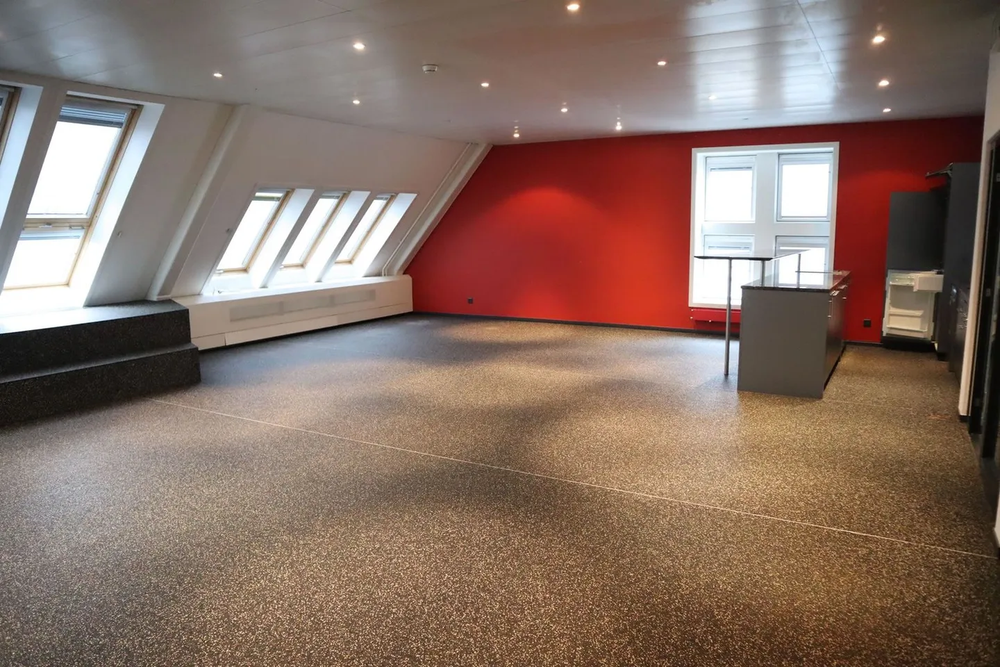 Ufficio spazioso e moderno in affitto - Foto 3 di 7