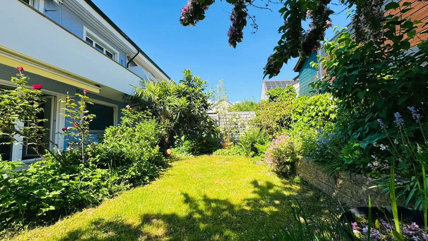 Doppeleinfamilienhaus mit Garten, Garage und grossem Potenzial an ruhiger Lage in Therwil - Foto 7 von 22