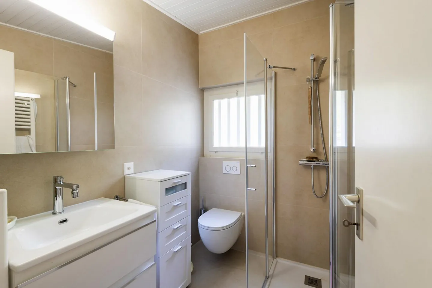 Villa moderna con piscina e appartamento indipendente - Foto 7 di 15