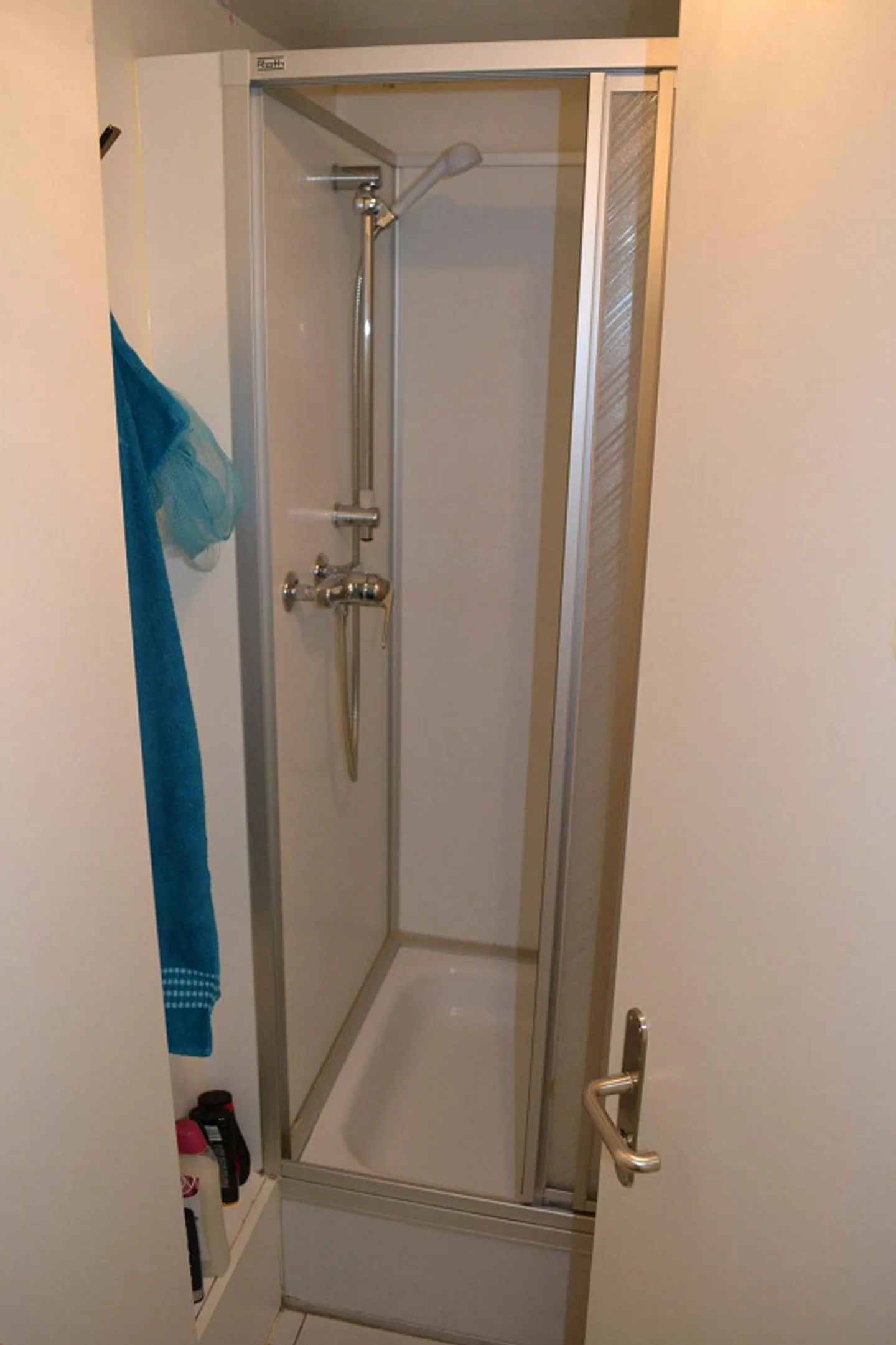 Affordable, simple room in the center of Altdorf from July - Photo 7 of 9