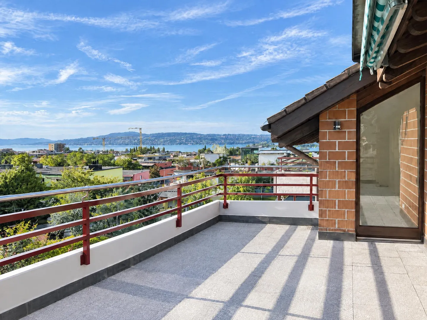 Attico di 5,5 stanze nel centro di Pfäffikon con vista lago - Foto 1 di 9