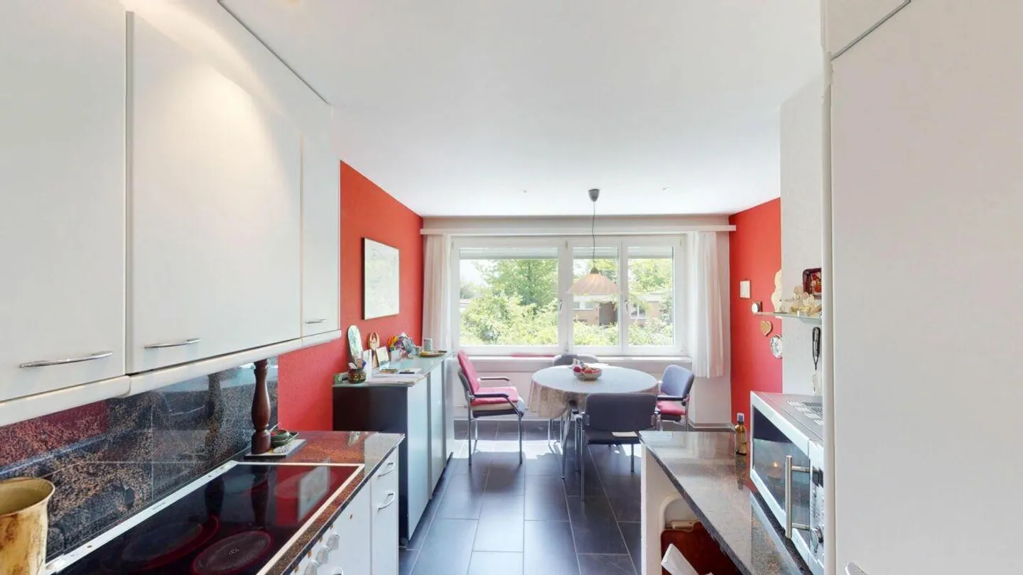 4½ Room Apartment in a Quiet and Sunny Location in Bolligen - Photo 2 of 15