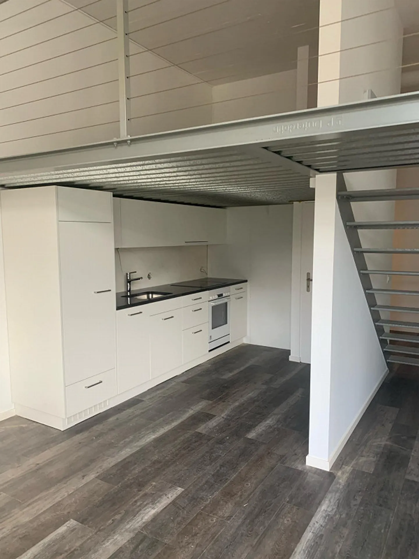 Appartement en loft rénové sur deux niveaux avec touche industrielle - Photo 1 sur 4
